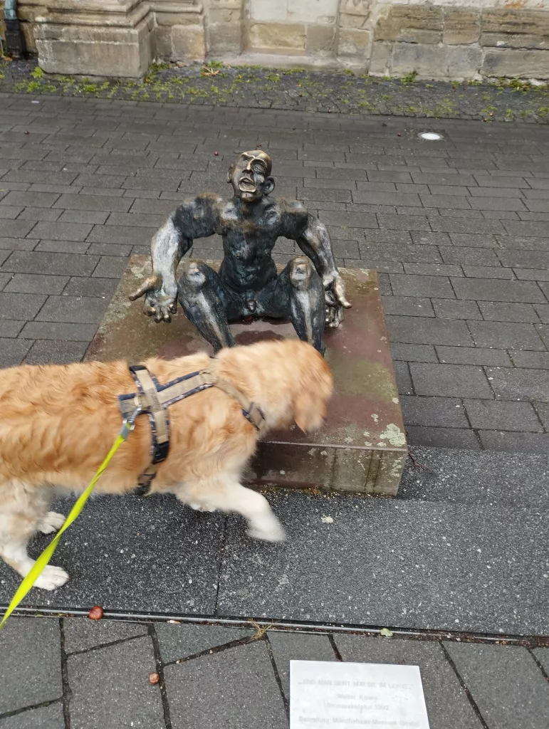 Skulptur "Und man sieht nur die im Licht" von Walter Kaune