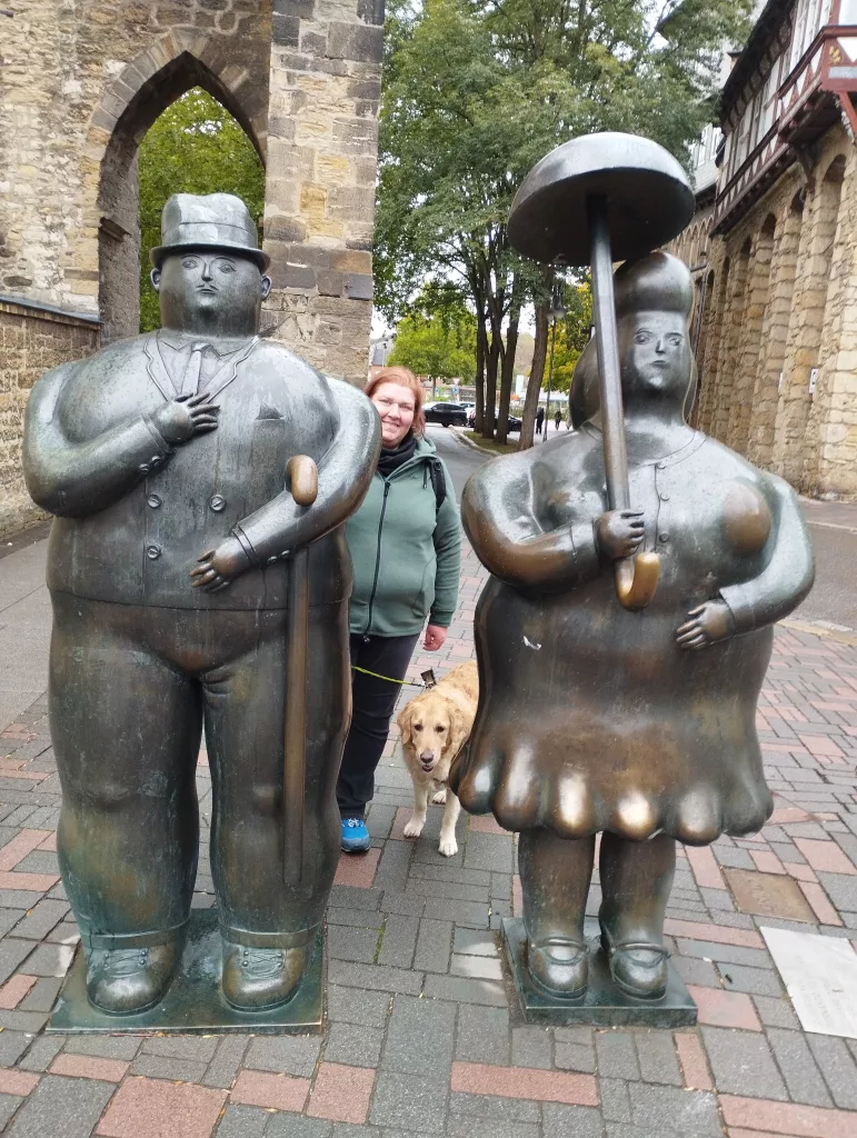 Skulptur "Mann mit Stock und Frau mit Schirm" von Fernando Botero, Goslar