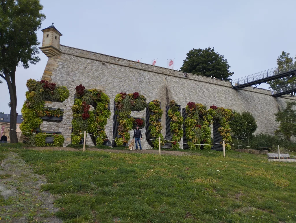 Bepflanzter Schriftzug Erfurt