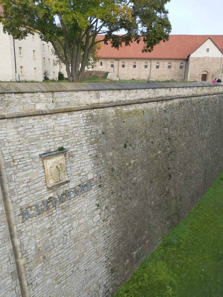 Festungsmauer der Zitadelle Petersberg - Bastion St. Leonhard