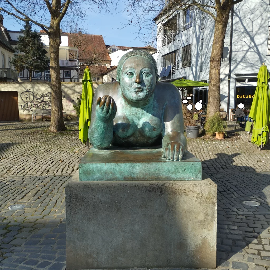 Skulptur „Liegende Frau mit Frucht“ - Bamberg