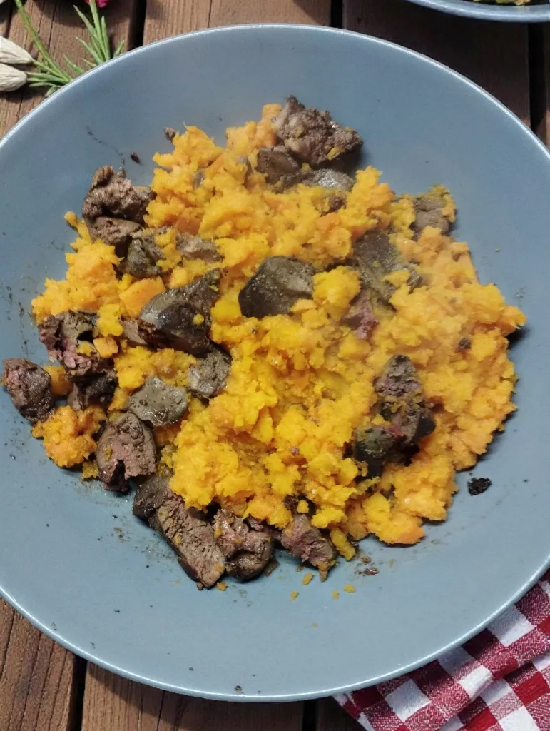Gebratene Hühnerleber mit Stampf