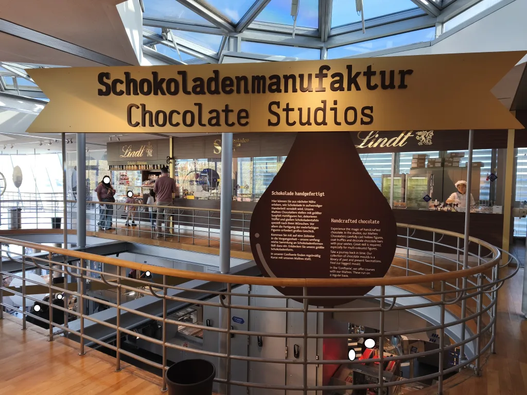 Maître Chocolatier (Schokoladenmeister) bei der Arbeit - Schokoladenmuseum Köln