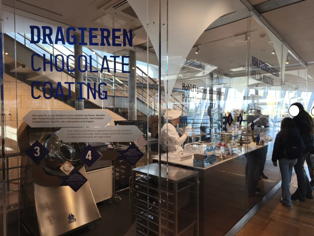 Maître Chocolatier (Schokoladenmeister) bei der Arbeit - Schokoladenmuseum Köln