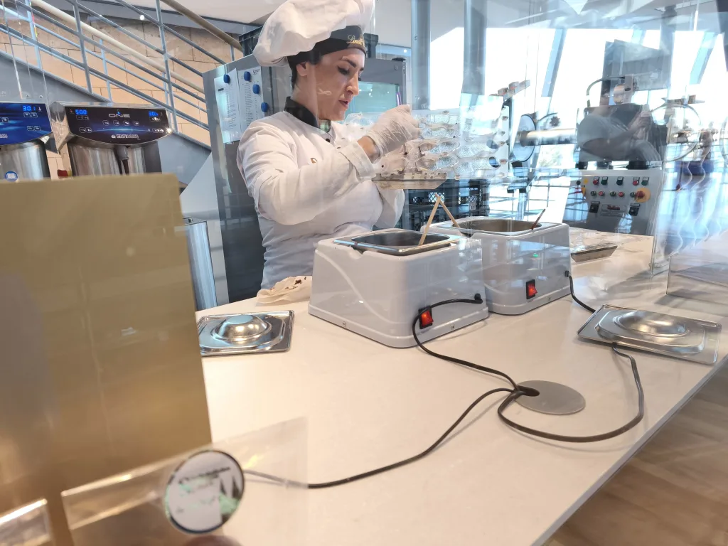 Maître Chocolatier (Schokoladenmeister) bei der Arbeit - Schokoladenmuseum Köln
